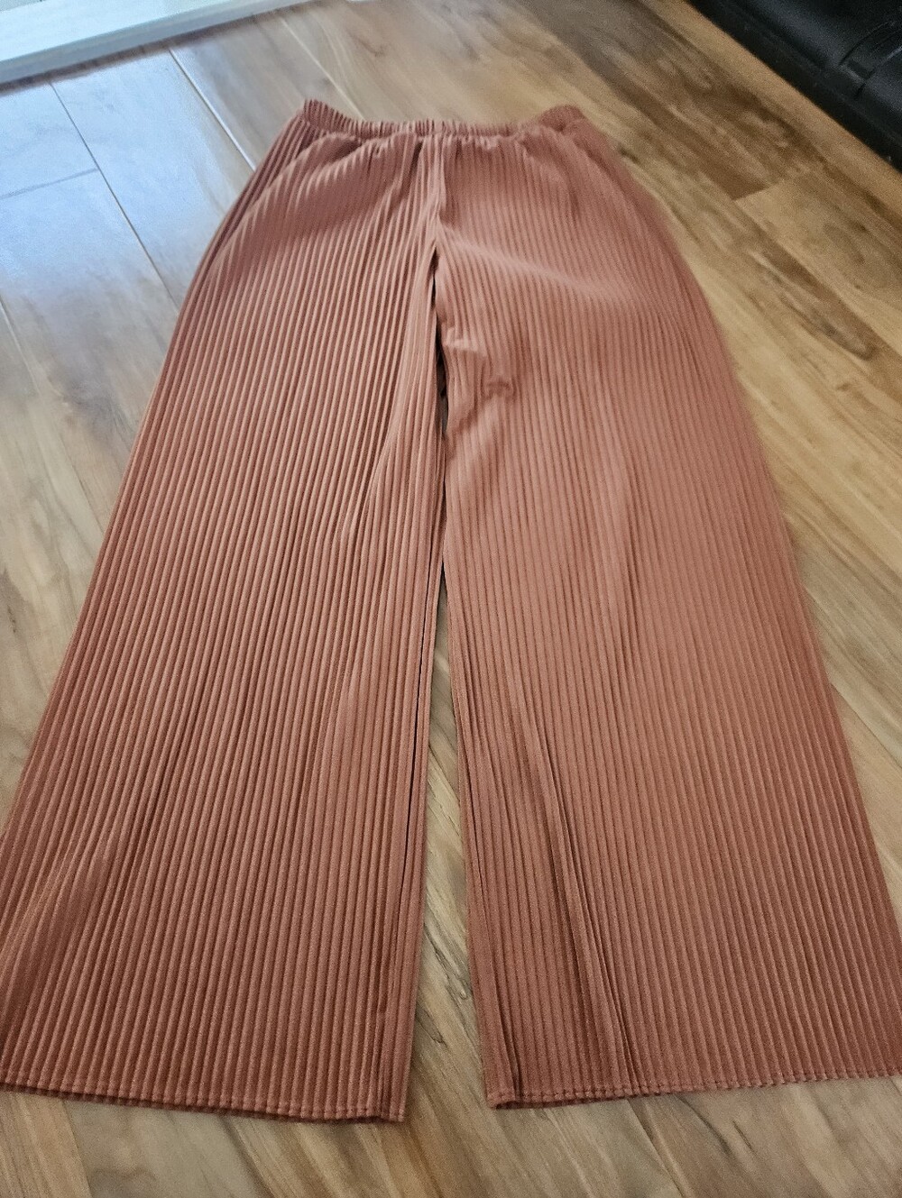 Uniqlo Pleated Wide-Leg Pants in Rust Brown Size Small